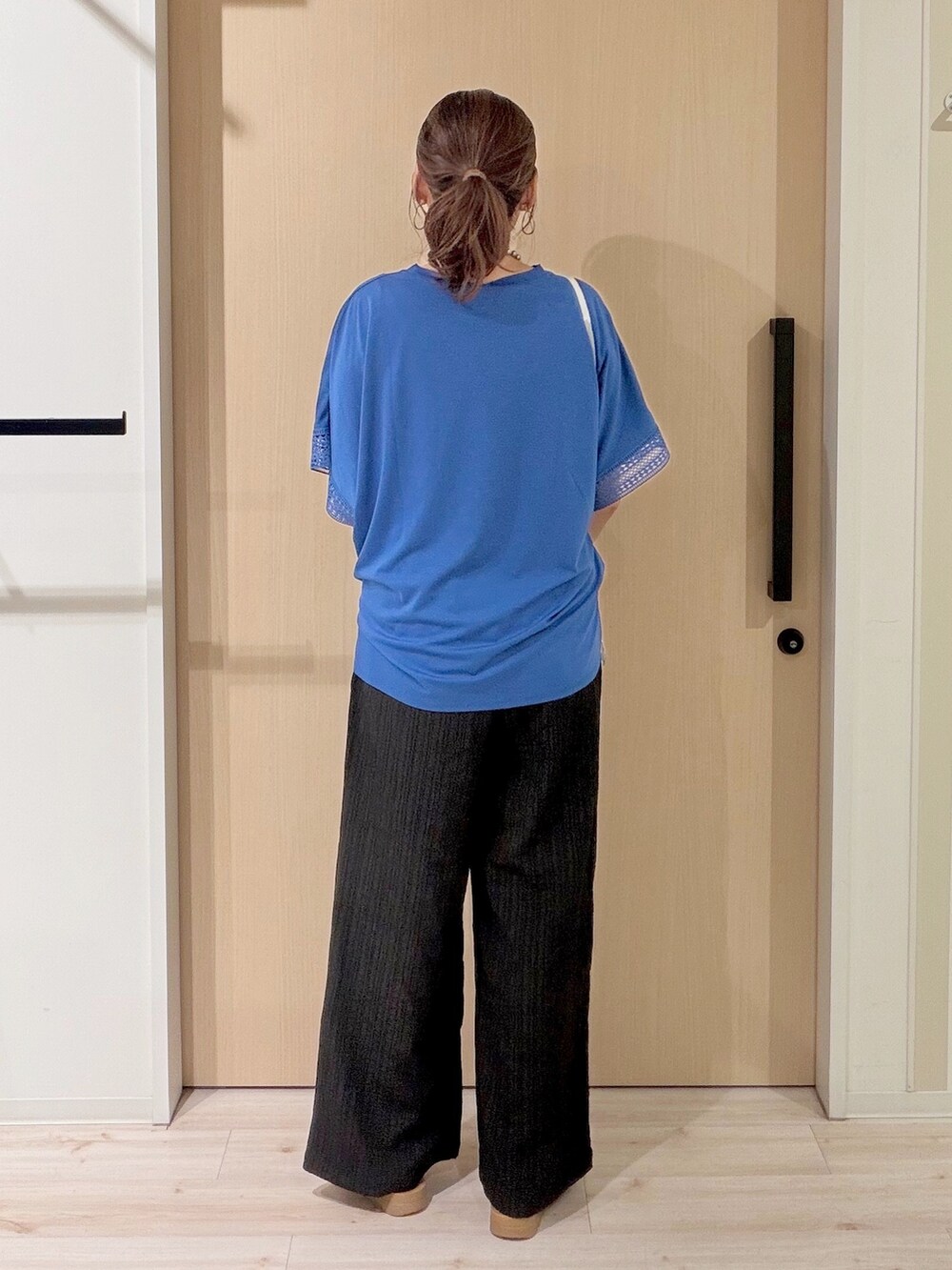 ブルー系のTシャツ/カットソー、ブラック系のその他パンツ、ブラウン系のサンダルを着用したレディースの夏コーディネートの3枚目の写真
