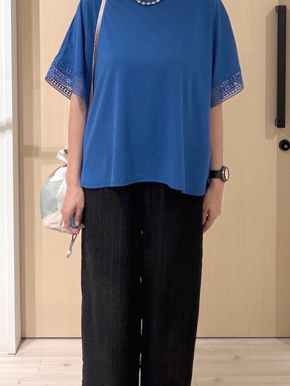 ブルー系のTシャツ/カットソー、ブラック系のその他パンツ、ブラウン系のサンダルを着用したレディースの夏コーディネートの5枚目の写真