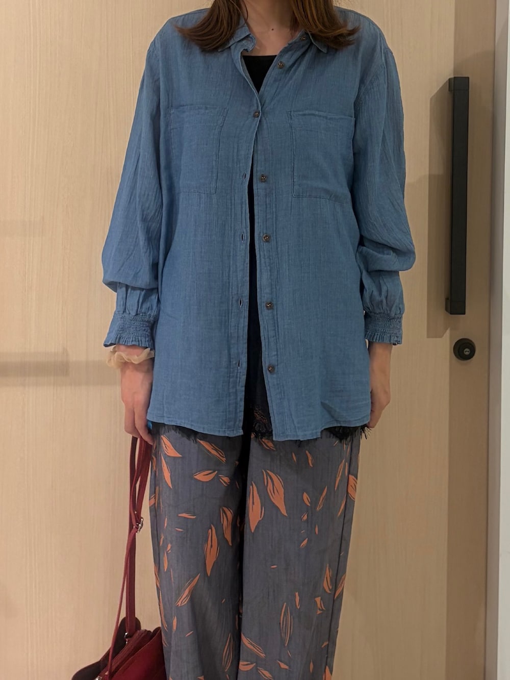 ブルー系のシャツ/ブラウス、ブラック系のタンクトップ、ブルー系のその他パンツを着用したレディースの秋コーディネートの5枚目の写真