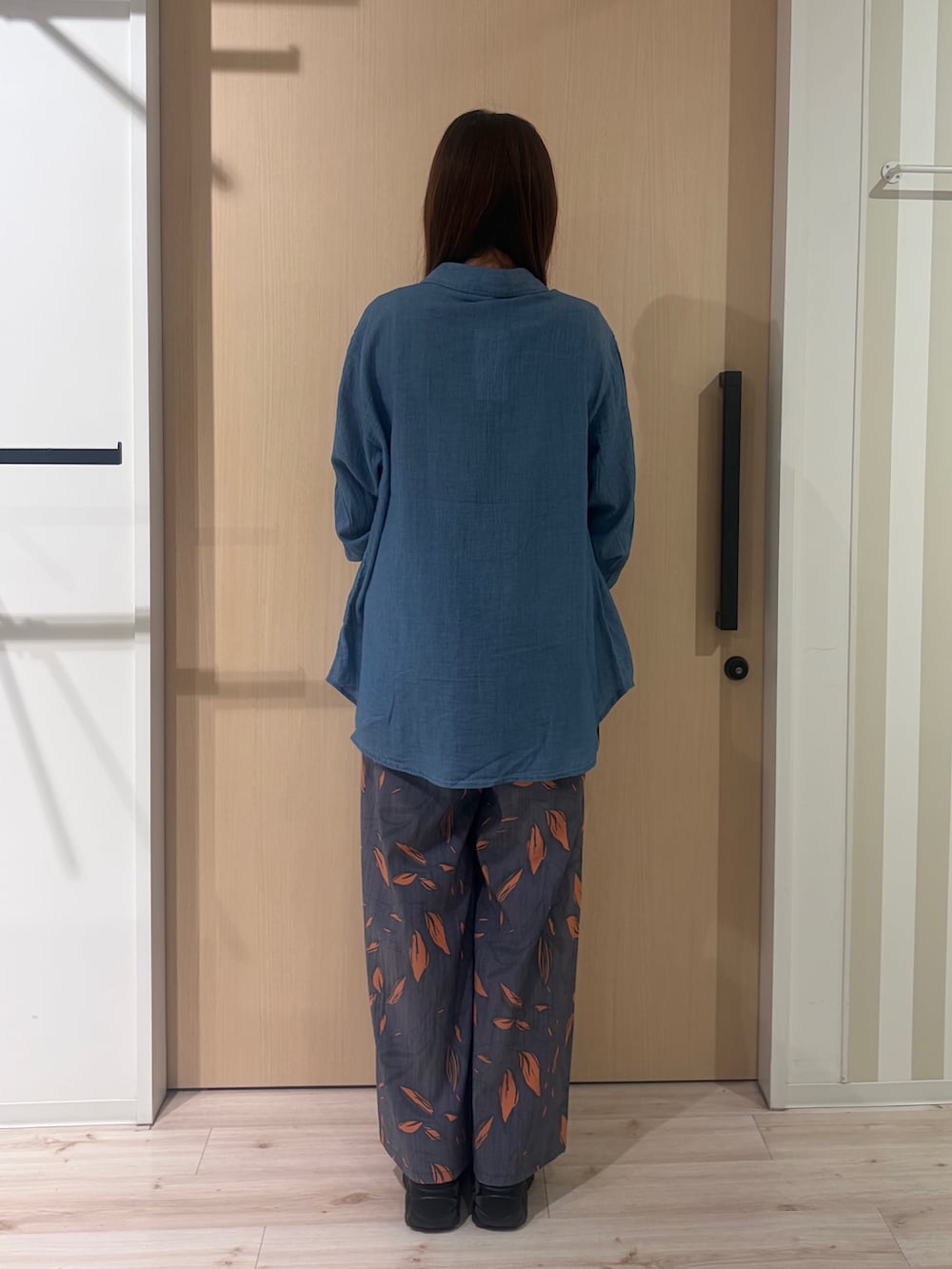 ブルー系のシャツ/ブラウス、ブラック系のタンクトップ、ブルー系のその他パンツを着用したレディースの秋コーディネートの3枚目の写真