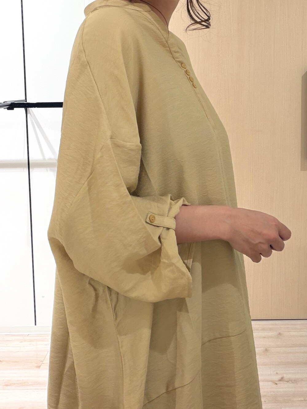イエロー系のワンピース、ブラック系のその他パンツ、ブラウン系のサンダルを着用したレディースの夏コーディネートの6枚目の写真
