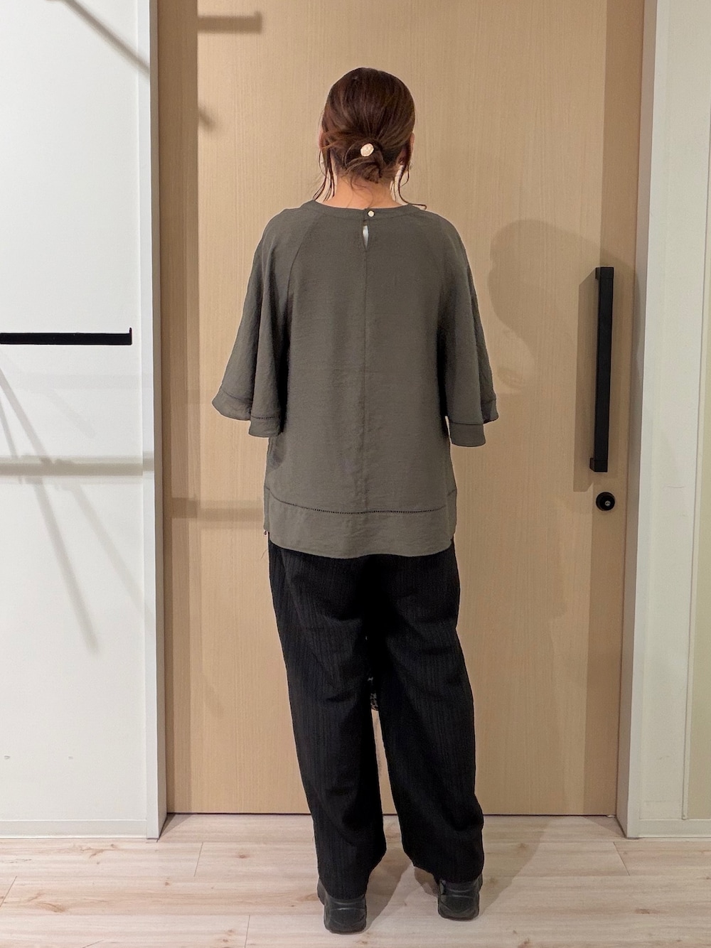グリーン系のシャツ/ブラウス、ブラック系のその他パンツ、ベージュ系のショルダーバッグを着用したレディースの夏コーディネートの3枚目の写真