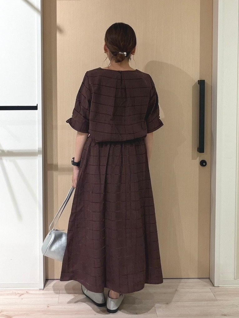 ブラウン系のシャツ/ブラウス、ブラウン系のスカート、シルバー系のパンプスを着用したレディースの夏コーディネートの3枚目の写真