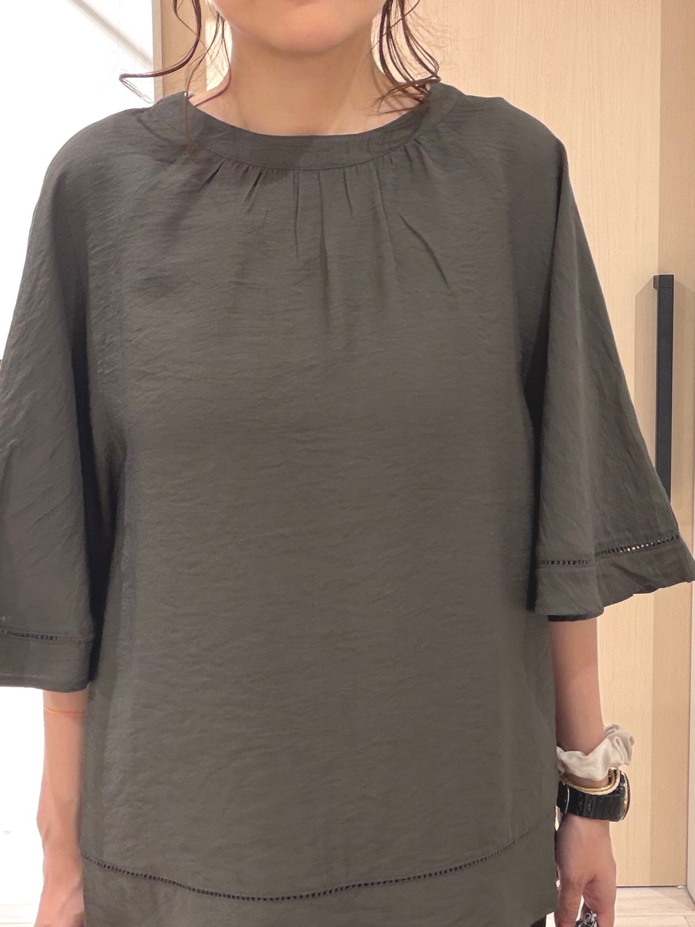 グリーン系のシャツ/ブラウス、ブラック系のその他パンツ、ベージュ系のショルダーバッグを着用したレディースの夏コーディネートの5枚目の写真