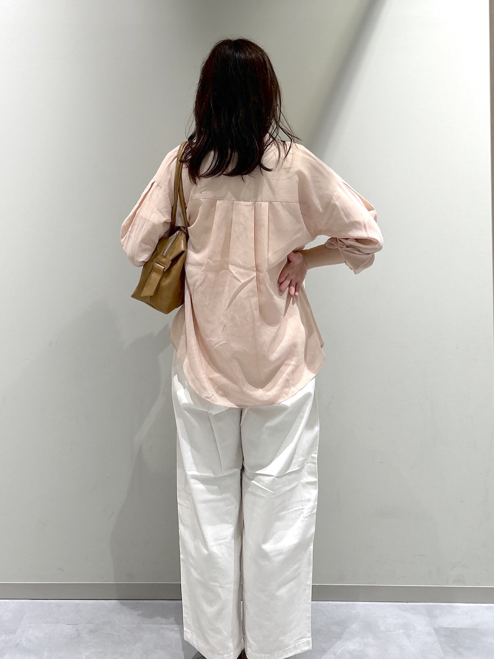 ホワイト系のTシャツ/カットソー、ピンク系のシャツ/ブラウス、ブラウン系のボストンバッグを着用したレディースの秋コーディネートの3枚目の写真