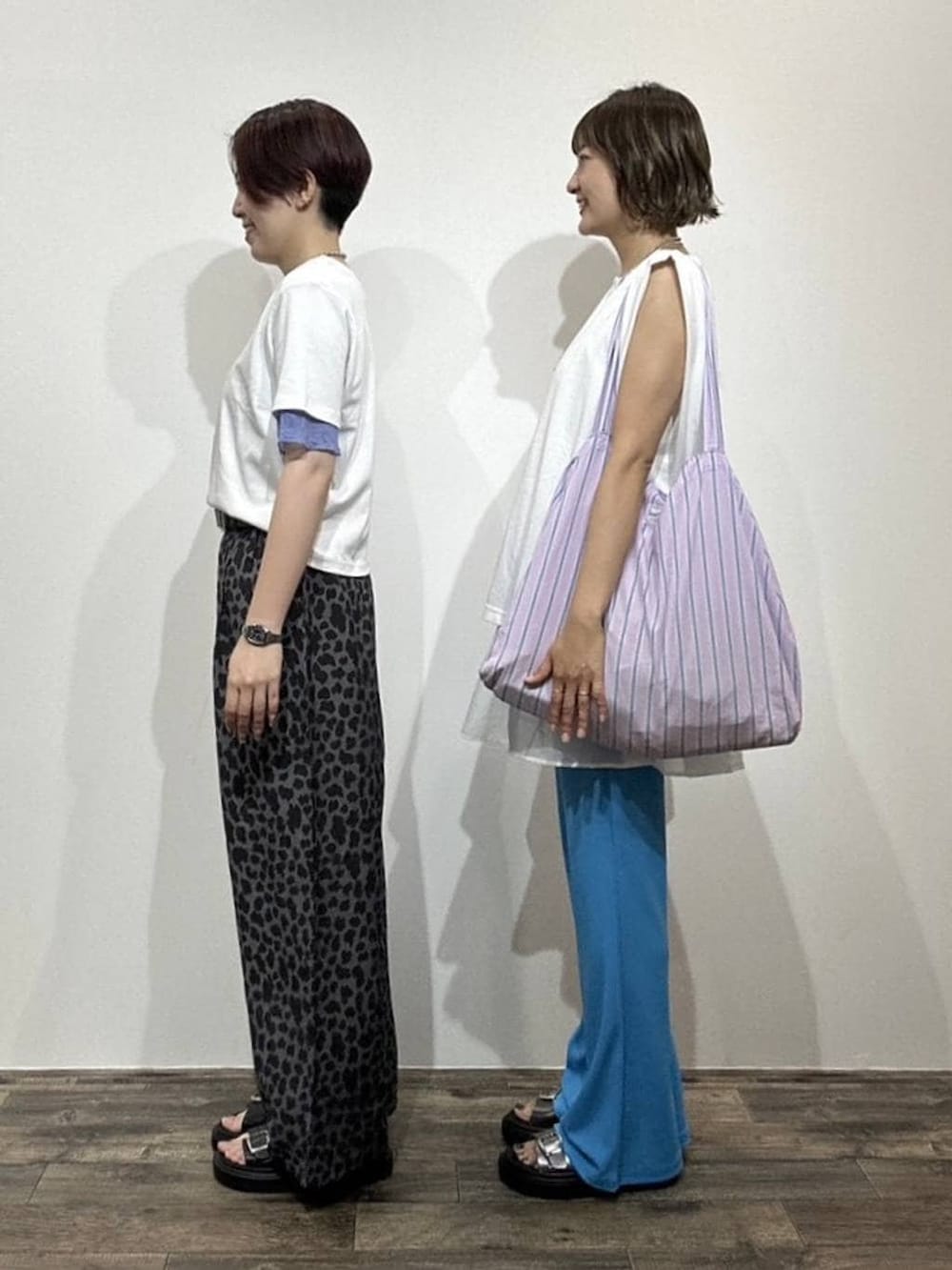 グレー系のその他パンツ、パープル系のトートバッグ、ホワイト系のTシャツ/カットソーを着用したレディースの夏コーディネートの2枚目の写真