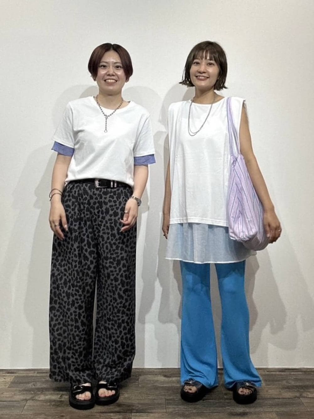 グレー系のその他パンツ、パープル系のトートバッグ、ホワイト系のTシャツ/カットソーを着用したレディースの夏コーディネートの4枚目の写真