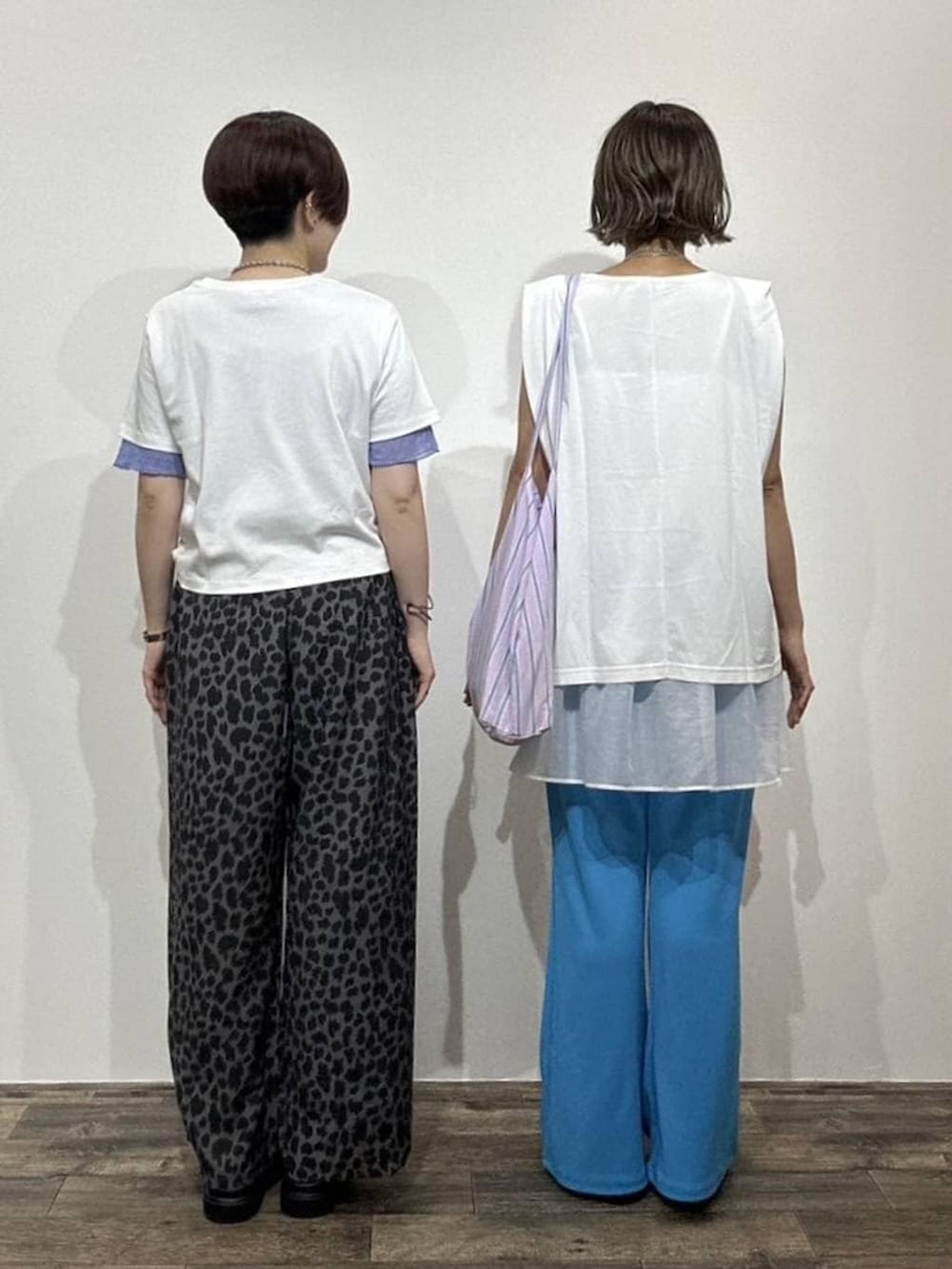 グレー系のその他パンツ、パープル系のトートバッグ、ホワイト系のTシャツ/カットソーを着用したレディースの夏コーディネートの3枚目の写真