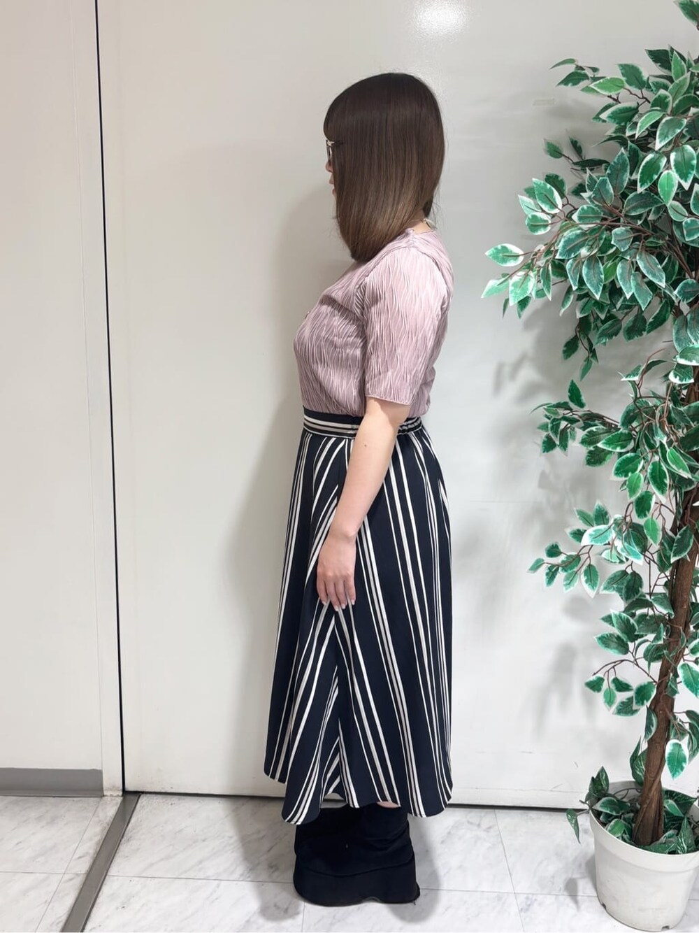 ピンク系のTシャツ/カットソー、ブルー系のスカートを着用したレディースの春コーディネートの3枚目の写真