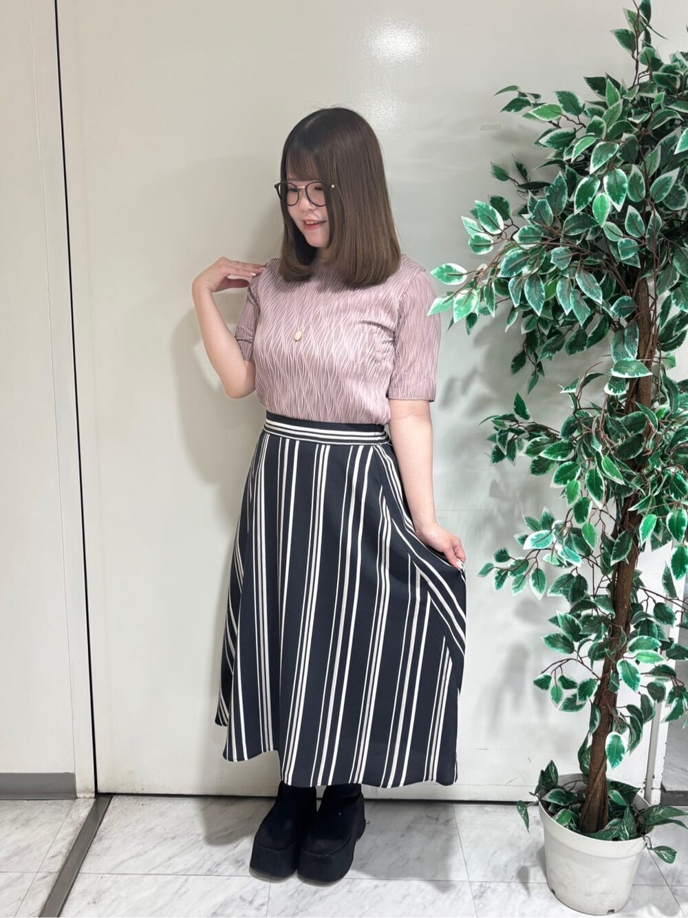ピンク系のTシャツ/カットソー、ブルー系のスカートを着用したレディースの春コーディネートの2枚目の写真