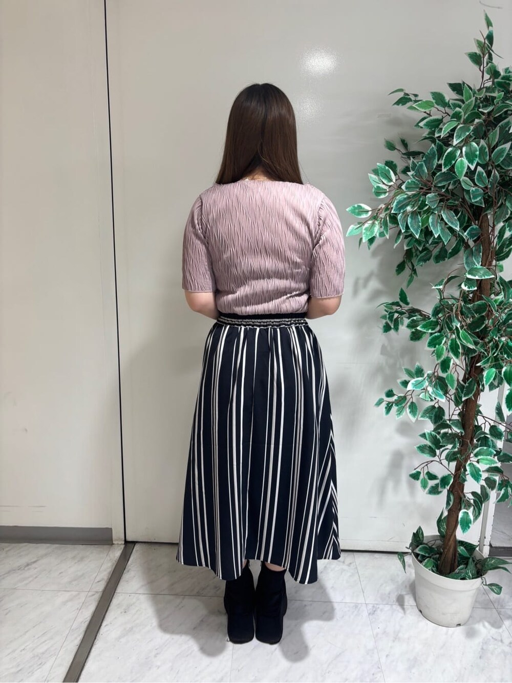 ピンク系のTシャツ/カットソー、ブルー系のスカートを着用したレディースの春コーディネートの4枚目の写真