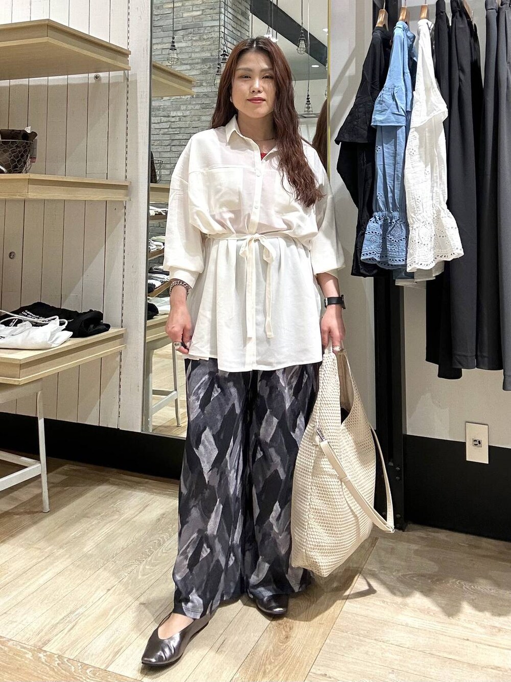 グレー系のその他パンツ、ホワイト系のシャツ/ブラウス、その他のパンプスを着用したレディースの春コーディネートの7枚目の写真