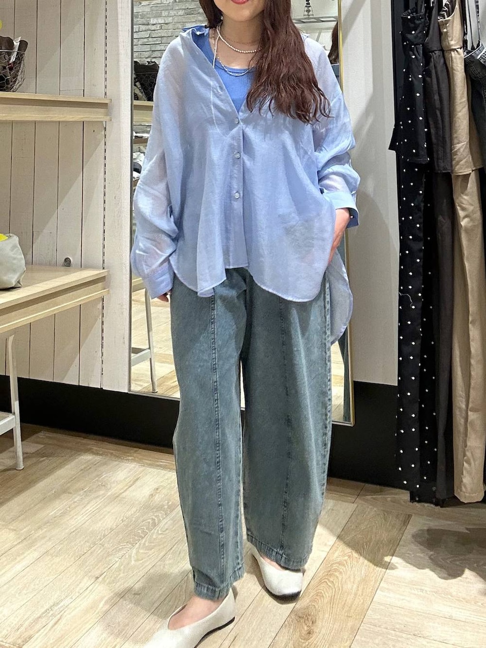 ブルー系のシャツ/ブラウス、ホワイト系のパンプス、ブルー系のデニムパンツを着用したレディースの春コーディネートの5枚目の写真