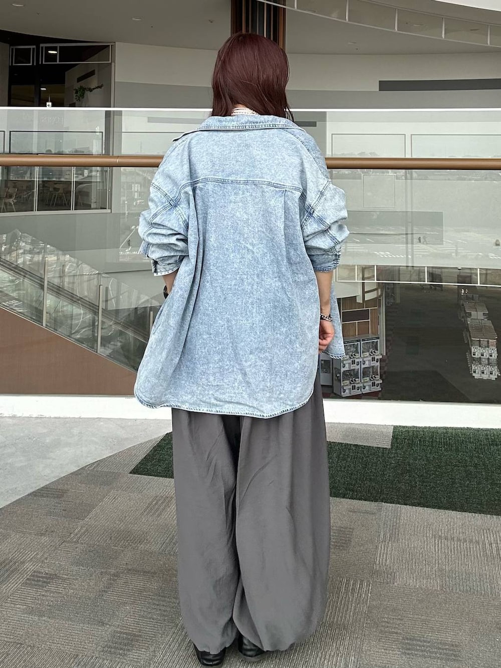 ブルー系のシャツ/ブラウス、ブラック系のパンプス、ホワイト系のTシャツ/カットソーを着用したレディースの春コーディネートの3枚目の写真