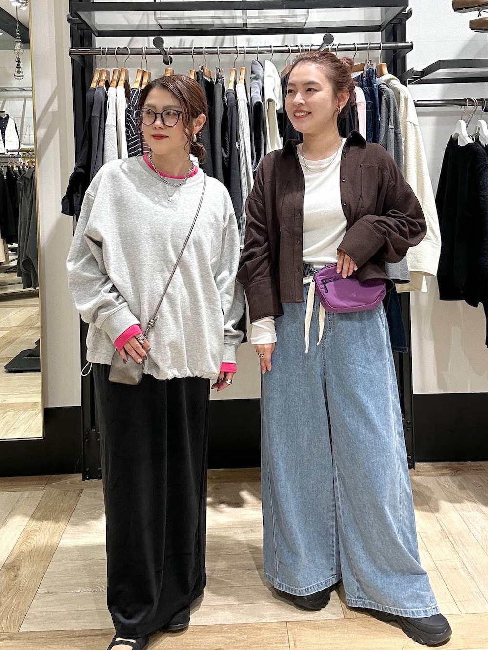ブラック系のパンプス、ブラック系のスニーカー、グレー系のTシャツ/カットソーを着用したレディースの秋コーディネートの6枚目の写真