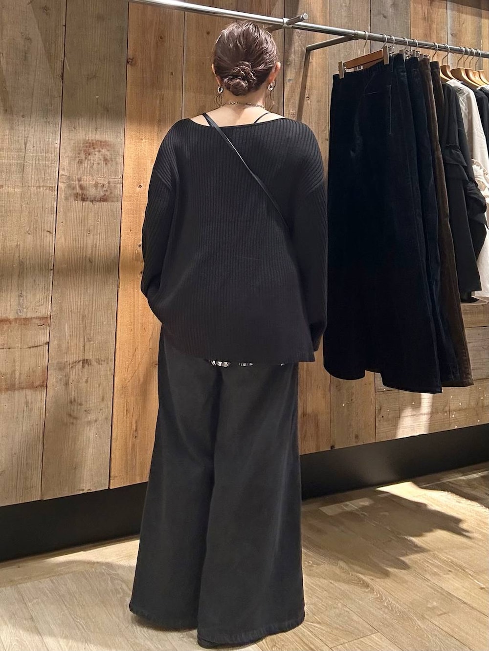 ブラック系のパンプス、ホワイト系のキャミソール、ブラック系のカーディガン/ボレロを着用したレディースの秋コーディネートの3枚目の写真