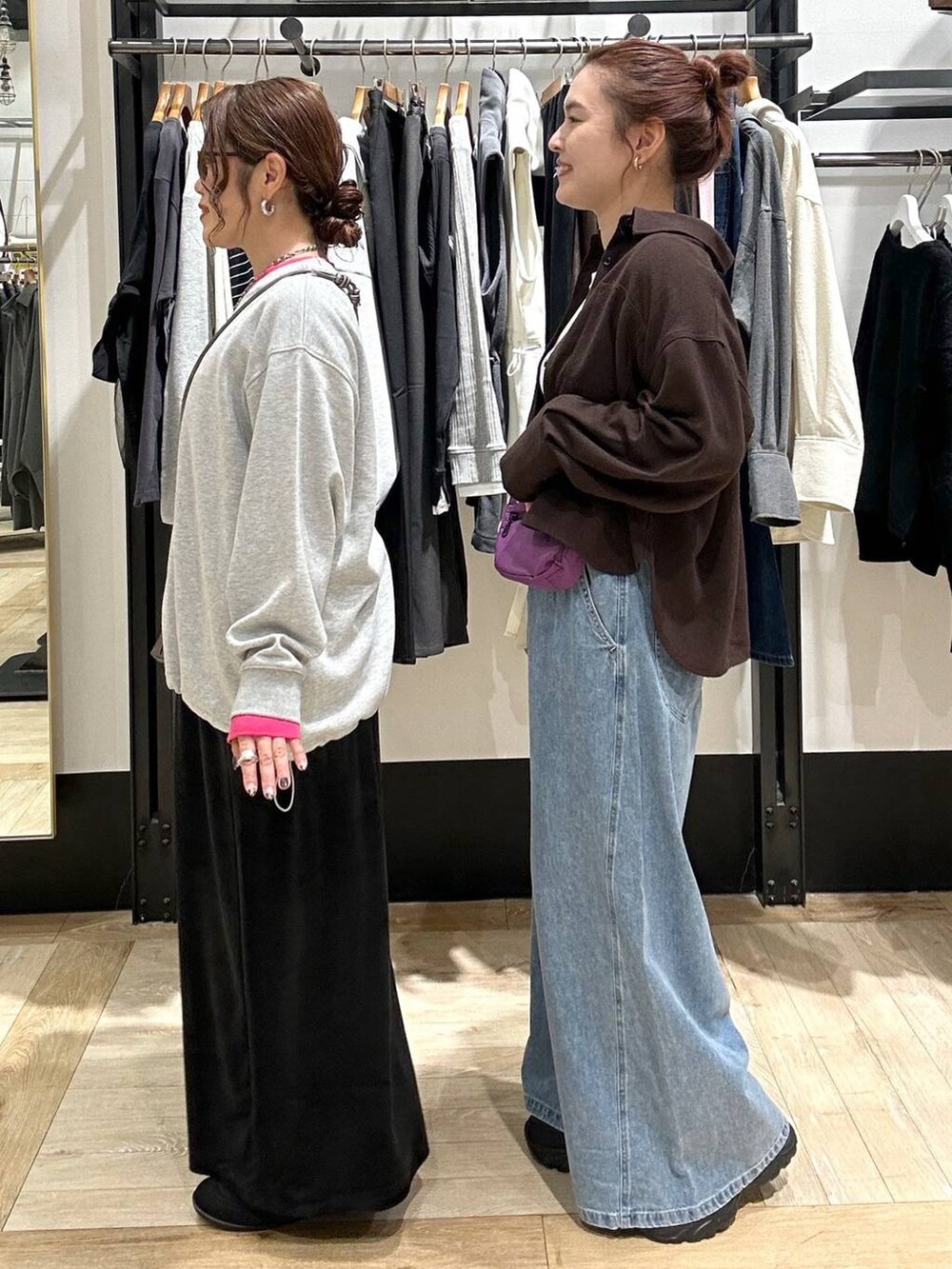 ブラック系のパンプス、ブラック系のスニーカー、グレー系のTシャツ/カットソーを着用したレディースの秋コーディネートの2枚目の写真