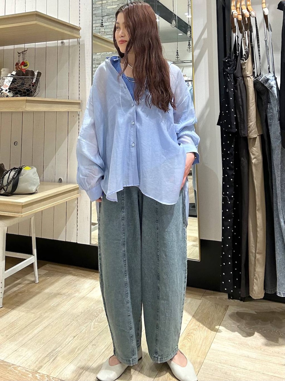 ブルー系のシャツ/ブラウス、ホワイト系のパンプス、ブルー系のデニムパンツを着用したレディースの春コーディネートの6枚目の写真