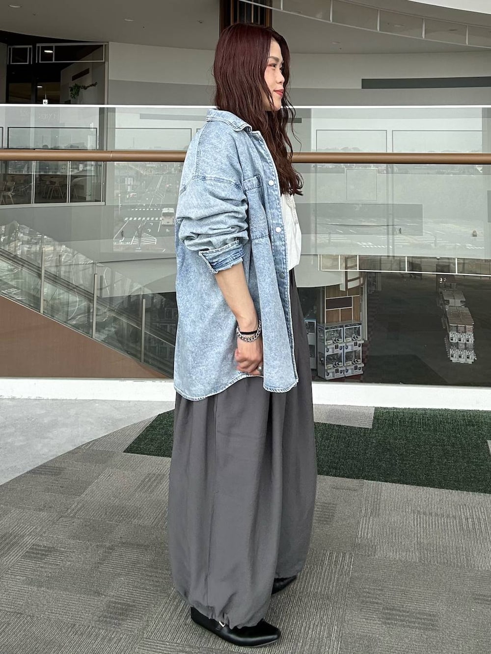 ブルー系のシャツ/ブラウス、ブラック系のパンプス、ホワイト系のTシャツ/カットソーを着用したレディースの春コーディネートの2枚目の写真