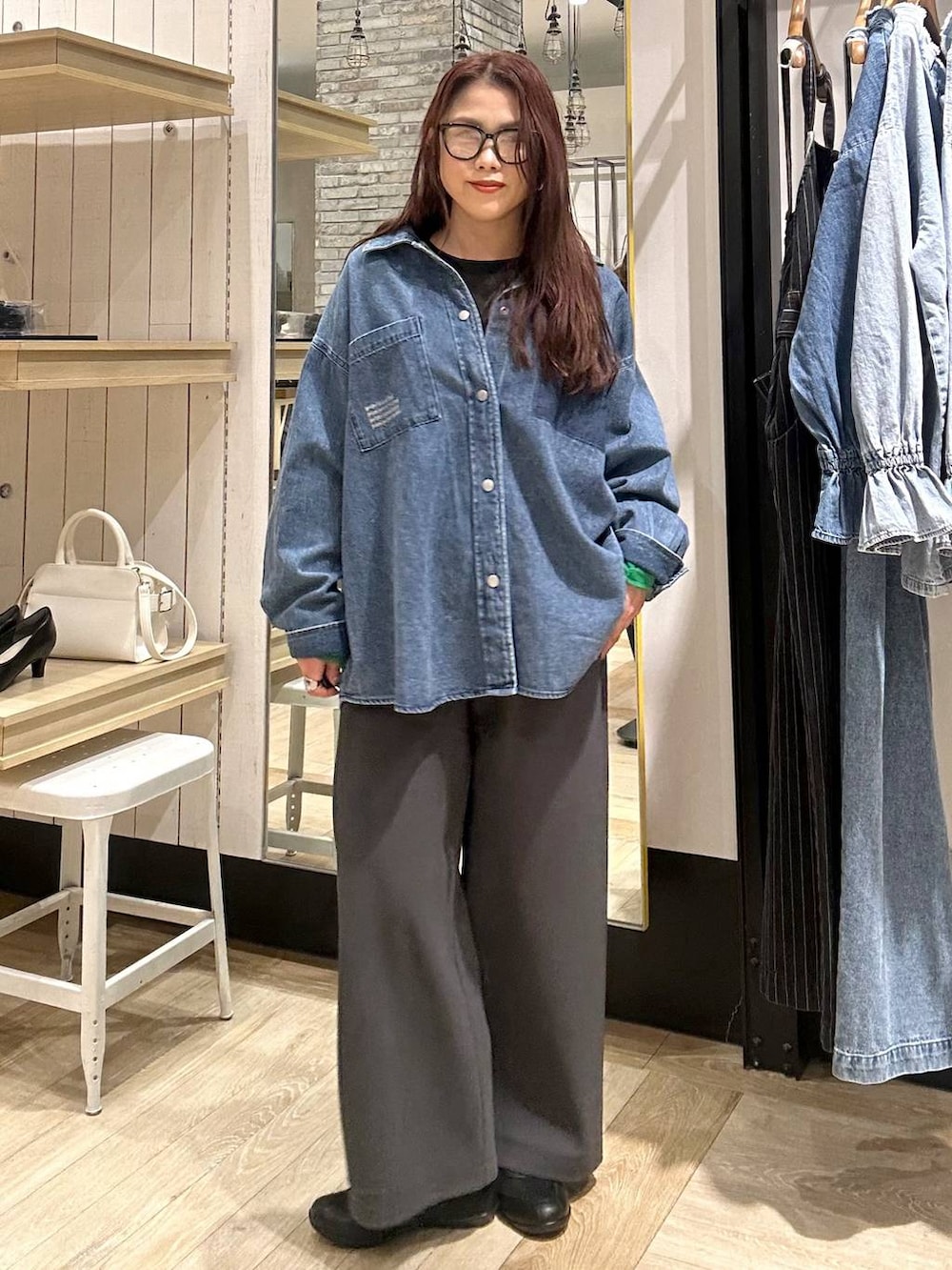 ブラック系のTシャツ/カットソー、ブルー系のシャツ/ブラウス、ブラック系のパンプスを着用したレディースの冬コーディネートの7枚目の写真