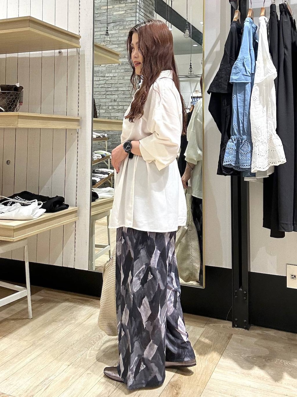 グレー系のその他パンツ、ホワイト系のシャツ/ブラウス、その他のパンプスを着用したレディースの春コーディネートの2枚目の写真