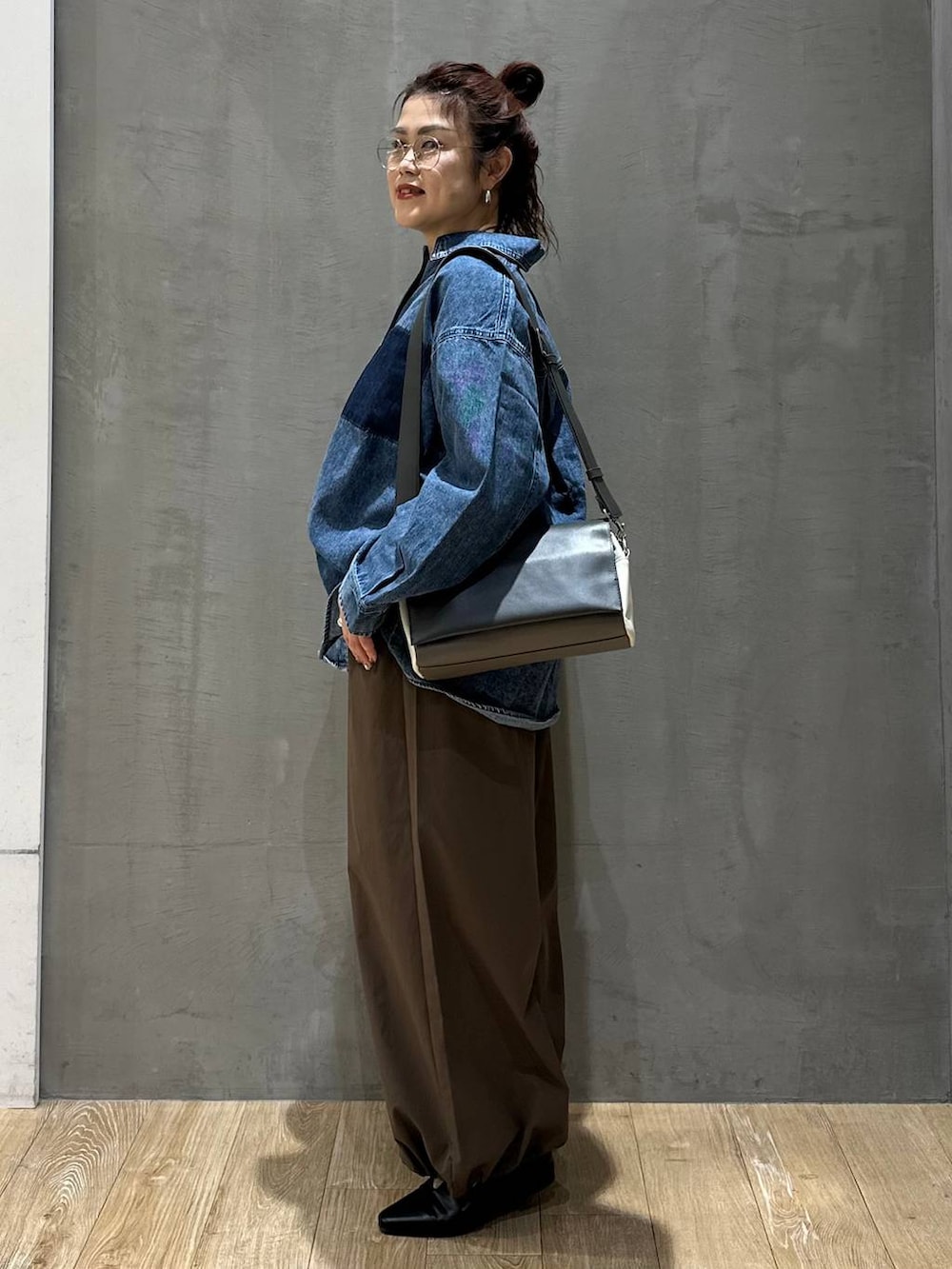 その他のショルダーバッグ、ブルー系のシャツ/ブラウス、ブラウン系のその他パンツを着用したレディースの冬コーディネートの2枚目の写真