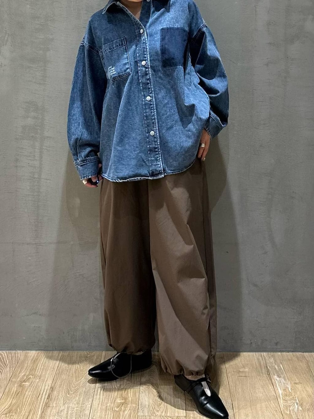 その他のショルダーバッグ、ブルー系のシャツ/ブラウス、ブラウン系のその他パンツを着用したレディースの冬コーディネートの5枚目の写真