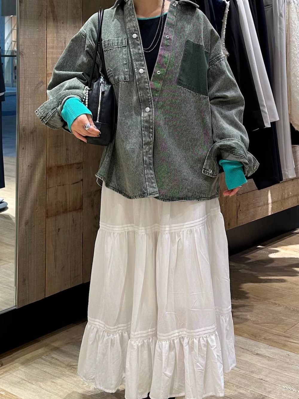 ブラウン系のサンダル、グリーン系のシャツ/ブラウス、ブラック系のボストンバッグを着用したレディースの冬コーディネートの6枚目の写真