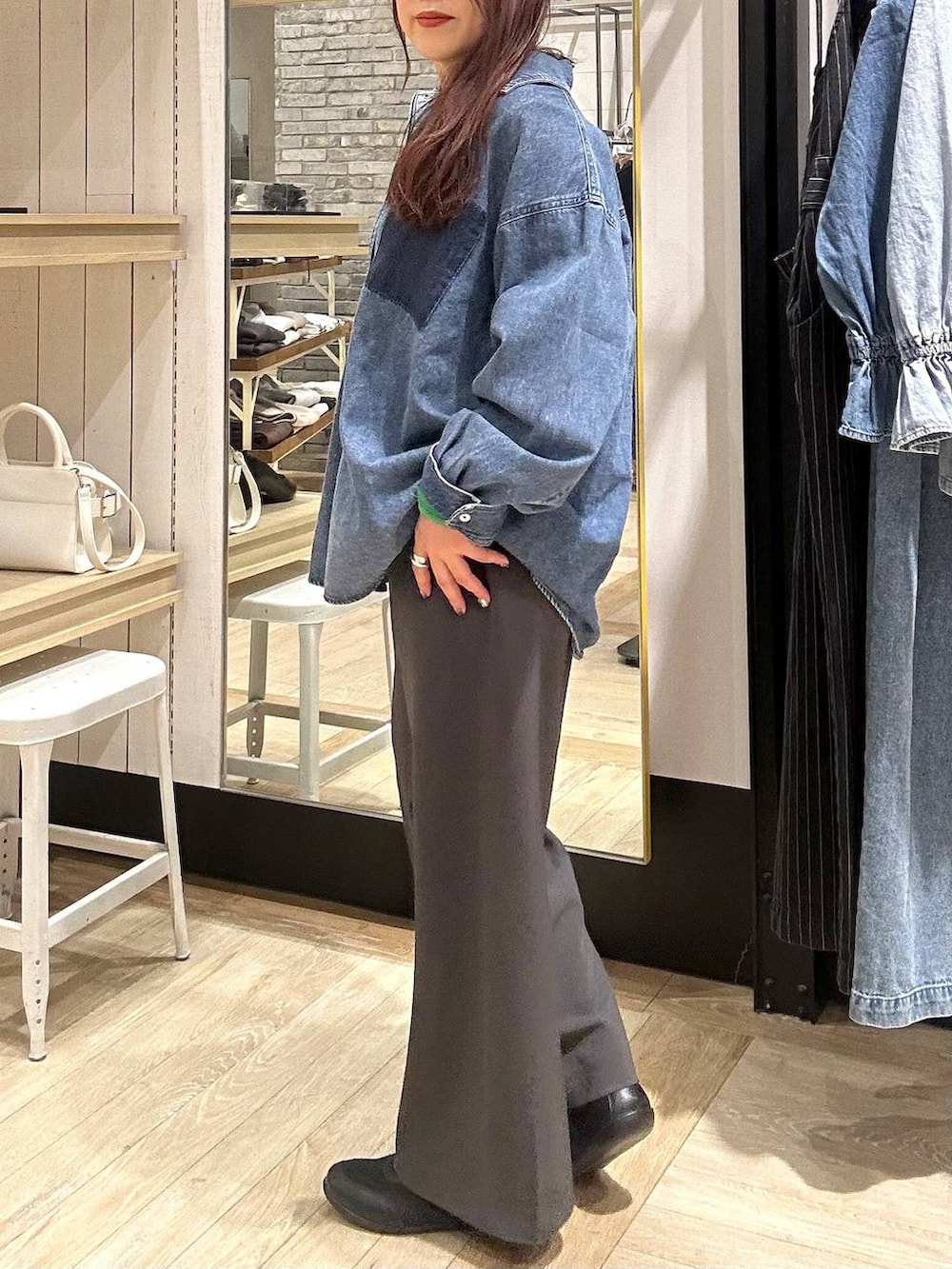 ブラック系のTシャツ/カットソー、ブルー系のシャツ/ブラウス、ブラック系のパンプスを着用したレディースの冬コーディネートの2枚目の写真