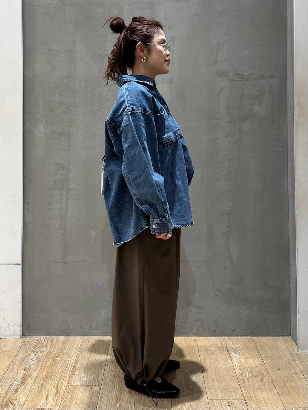 その他のショルダーバッグ、ブルー系のシャツ/ブラウス、ブラウン系のその他パンツを着用したレディースの冬コーディネートの4枚目の写真