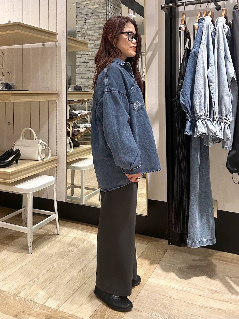 ブラック系のTシャツ/カットソー、ブルー系のシャツ/ブラウス、ブラック系のパンプスを着用したレディースの冬コーディネートの3枚目の写真