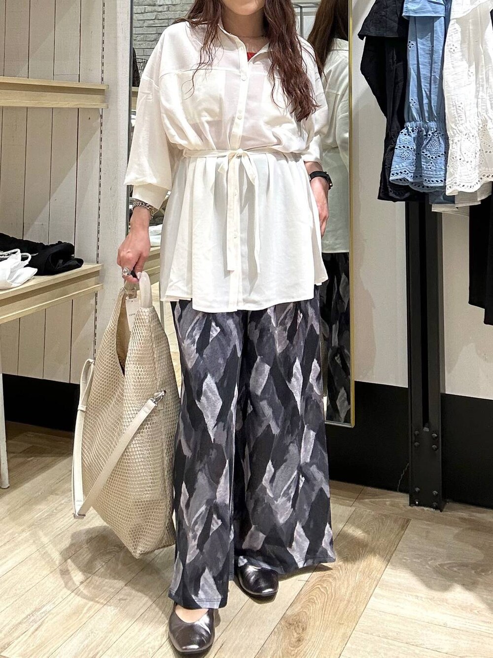 グレー系のその他パンツ、ホワイト系のシャツ/ブラウス、その他のパンプスを着用したレディースの春コーディネートの5枚目の写真