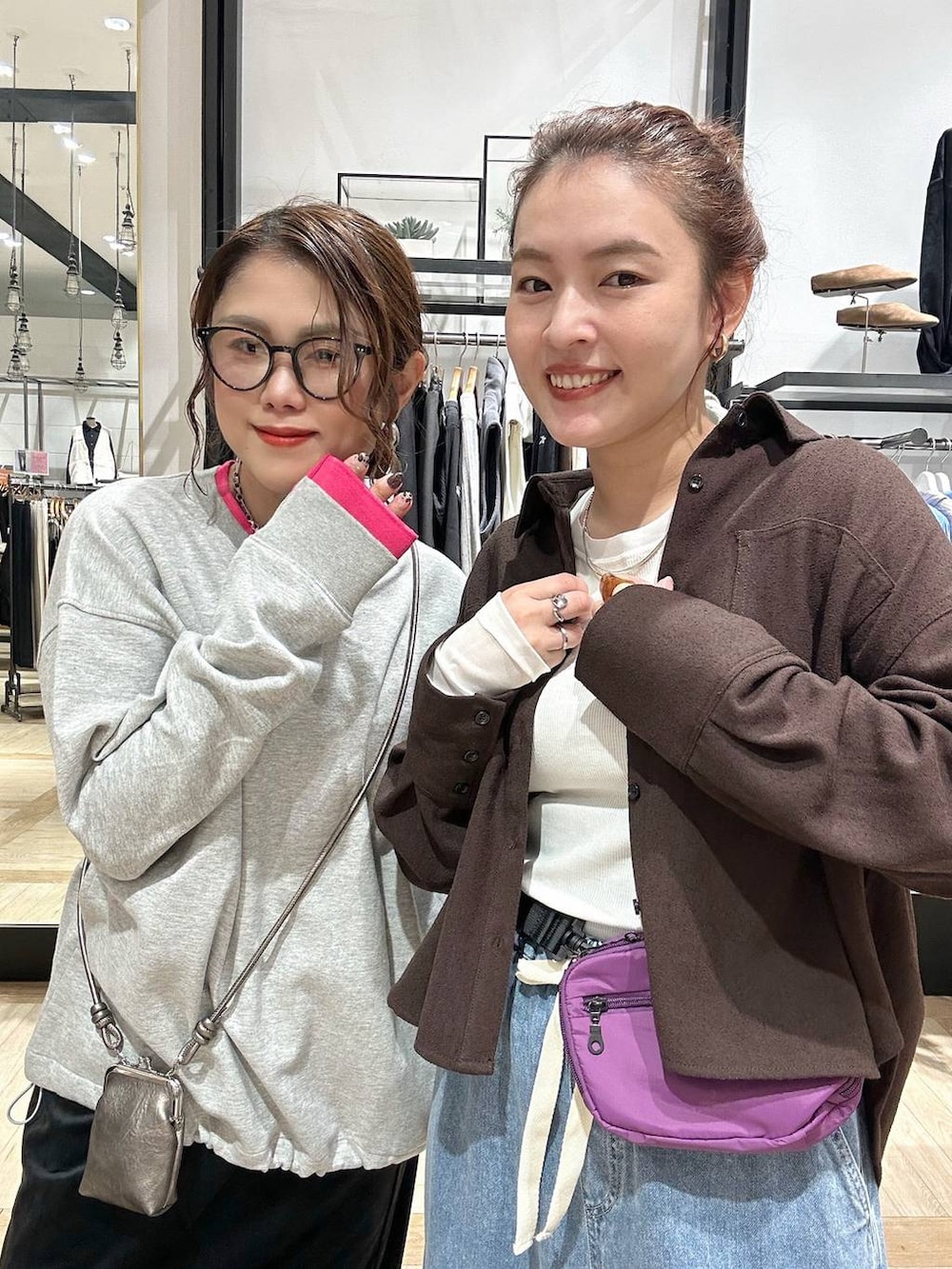 ブラック系のパンプス、ブラック系のスニーカー、グレー系のTシャツ/カットソーを着用したレディースの秋コーディネートの5枚目の写真