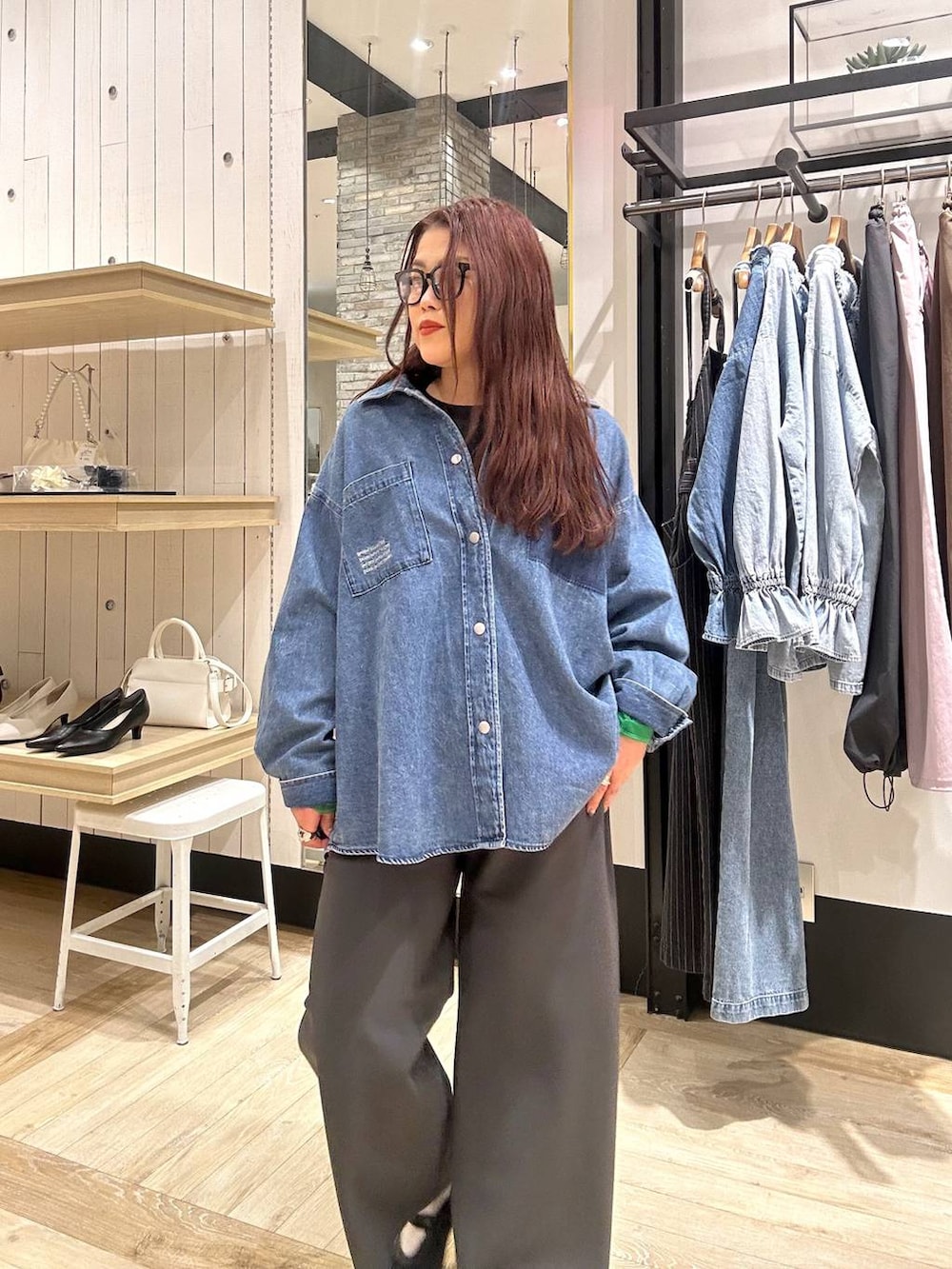 ブラック系のTシャツ/カットソー、ブルー系のシャツ/ブラウス、ブラック系のパンプスを着用したレディースの冬コーディネートの6枚目の写真