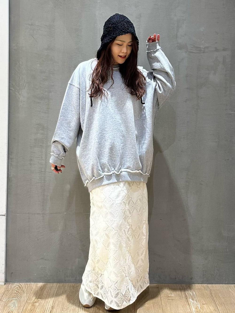 ホワイト系のスカート、グレー系のスウェット、ホワイト系のスニーカーを着用したレディースの冬コーディネートの6枚目の写真
