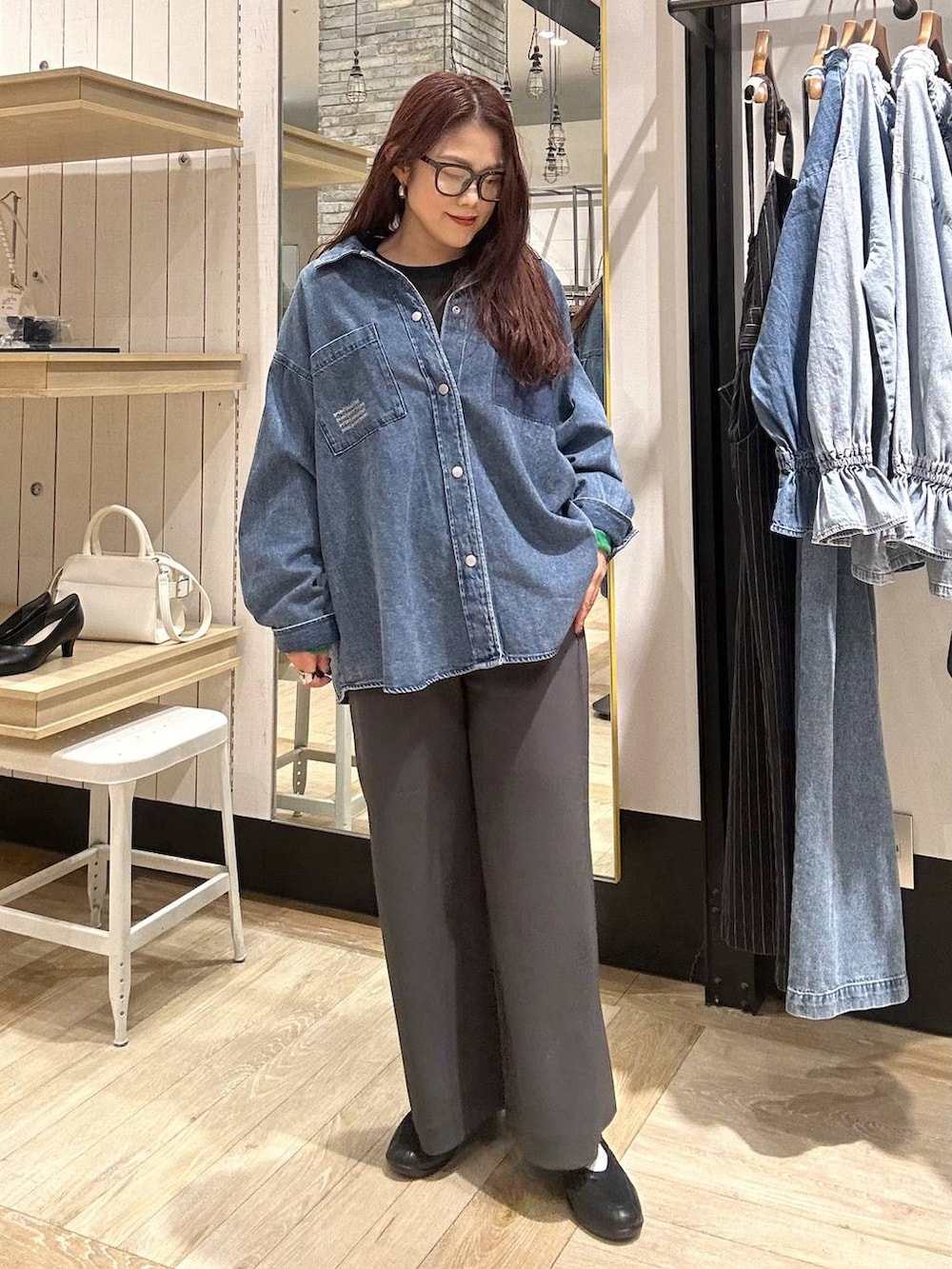 ブラック系のTシャツ/カットソー、ブルー系のシャツ/ブラウス、ブラック系のパンプスを着用したレディースの冬コーディネートの5枚目の写真