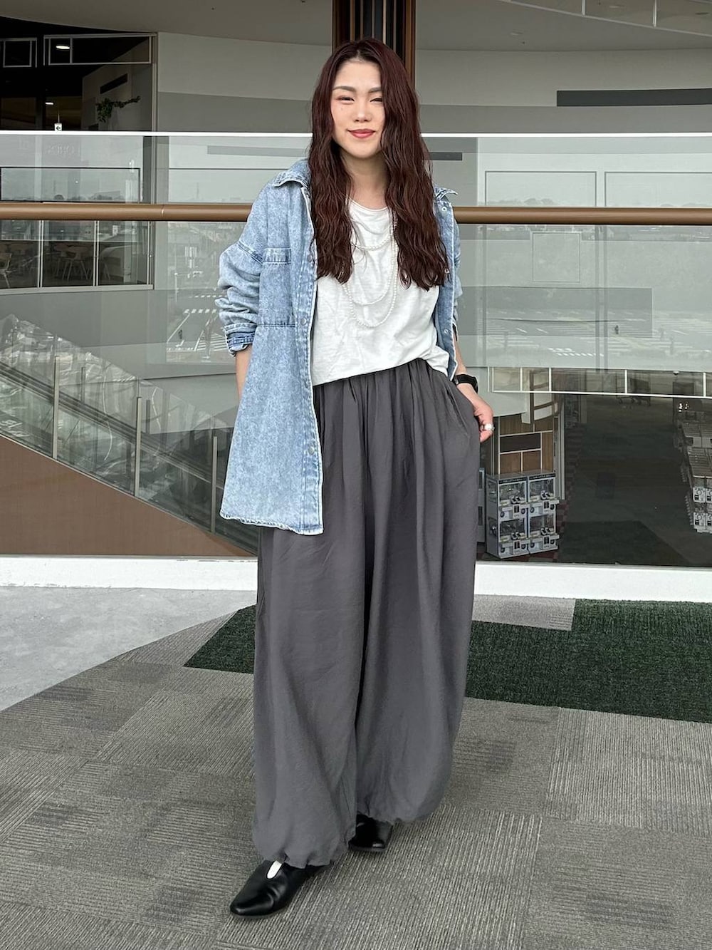 ブルー系のシャツ/ブラウス、ブラック系のパンプス、ホワイト系のTシャツ/カットソーを着用したレディースの春コーディネートの9枚目の写真