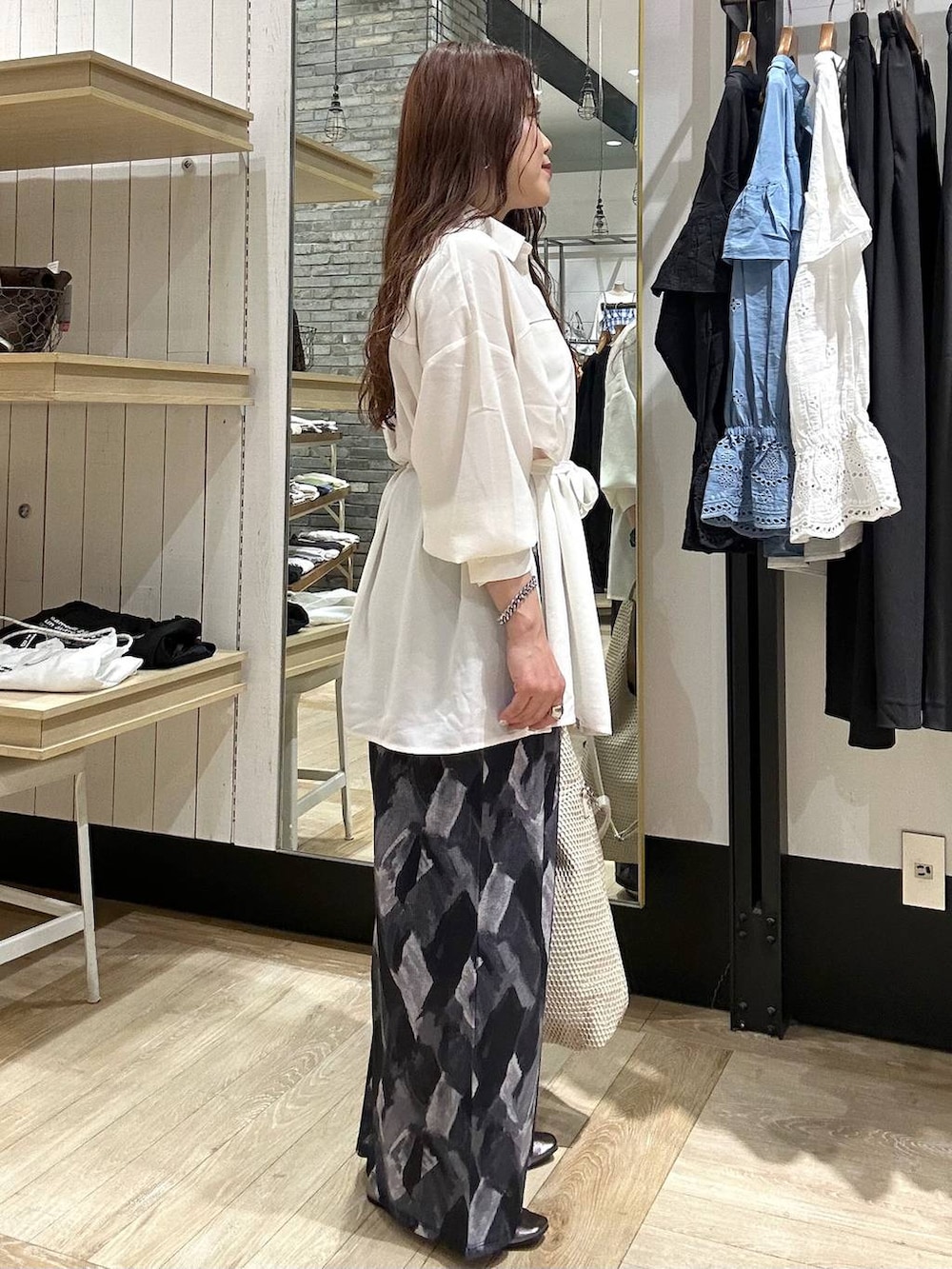 グレー系のその他パンツ、ホワイト系のシャツ/ブラウス、その他のパンプスを着用したレディースの春コーディネートの4枚目の写真