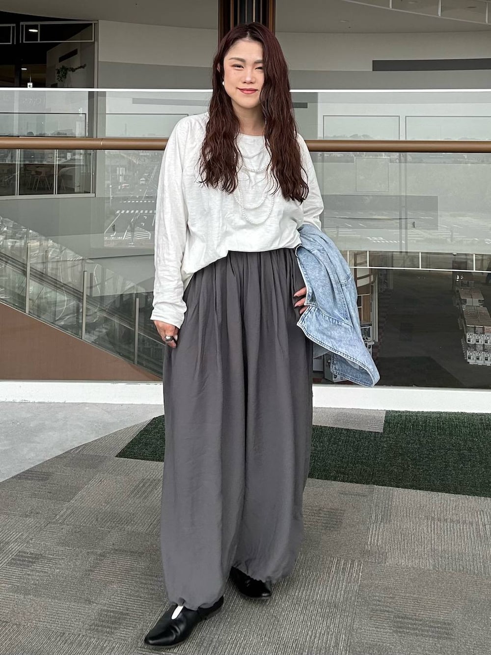 ブルー系のシャツ/ブラウス、ブラック系のパンプス、ホワイト系のTシャツ/カットソーを着用したレディースの春コーディネートの8枚目の写真