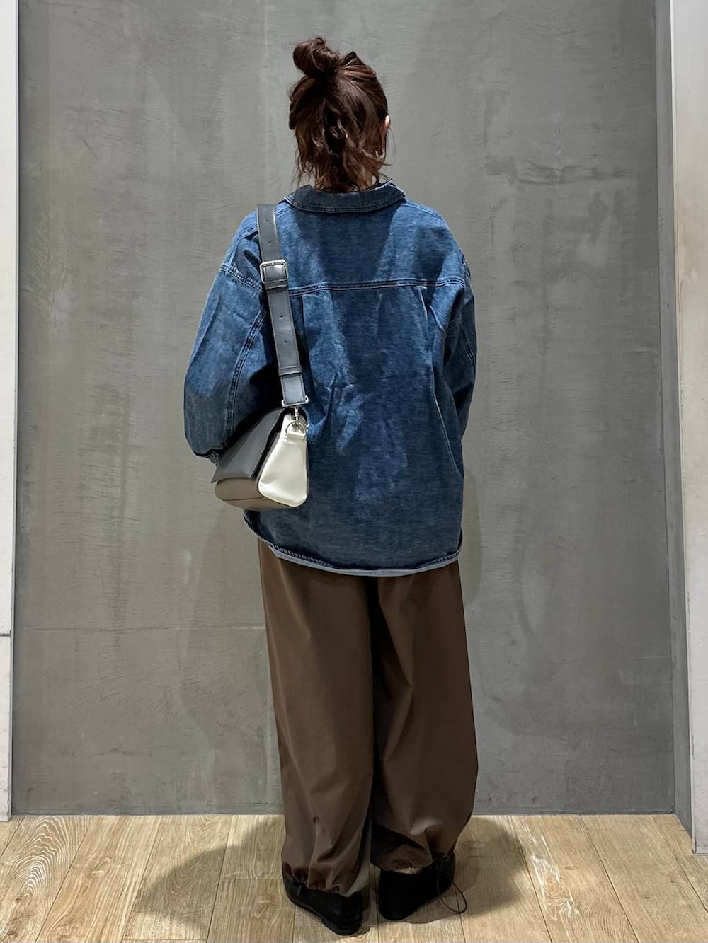 その他のショルダーバッグ、ブルー系のシャツ/ブラウス、ブラウン系のその他パンツを着用したレディースの冬コーディネートの3枚目の写真