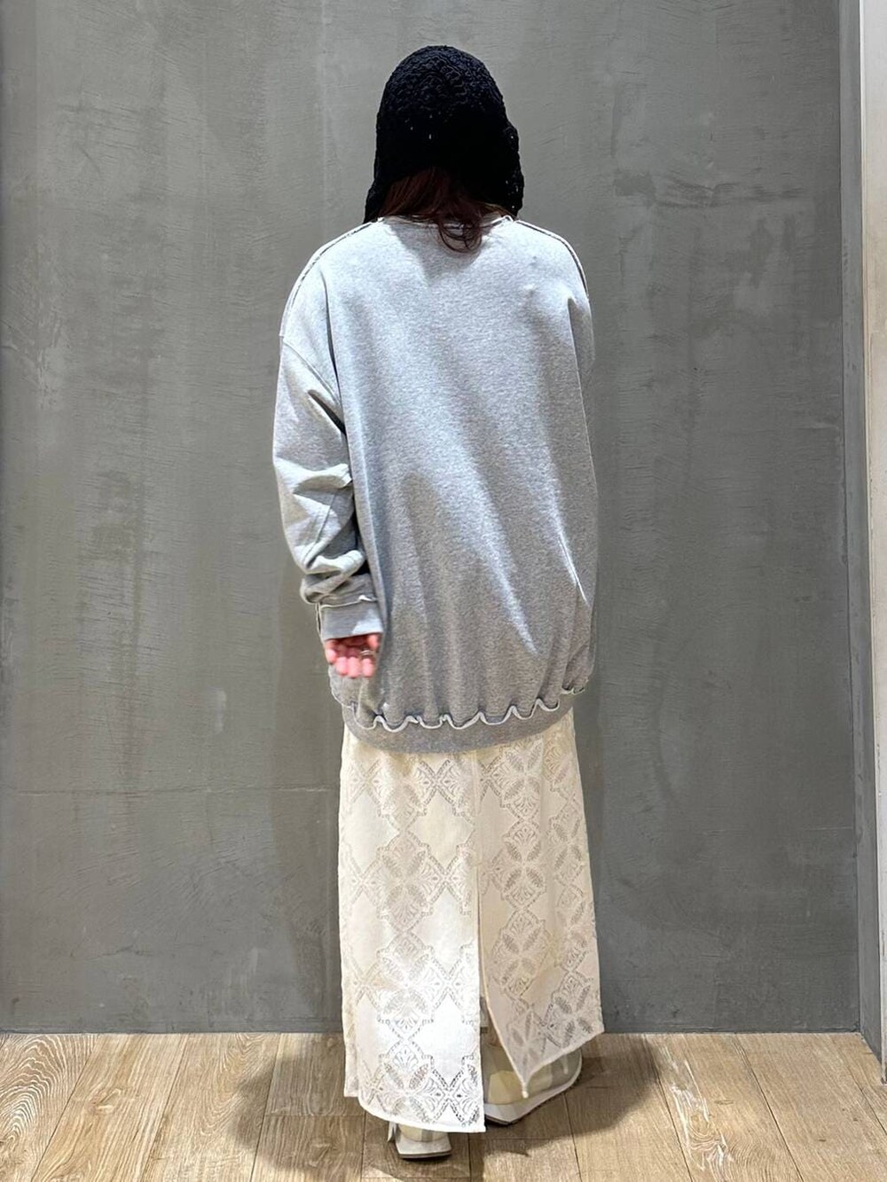 ホワイト系のスカート、グレー系のスウェット、ホワイト系のスニーカーを着用したレディースの冬コーディネートの3枚目の写真