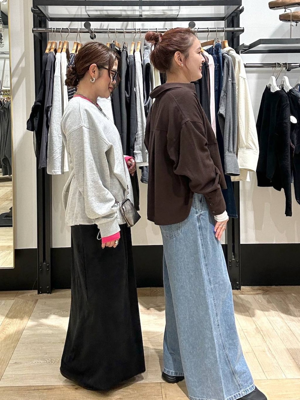 ブラック系のパンプス、ブラック系のスニーカー、グレー系のTシャツ/カットソーを着用したレディースの秋コーディネートの4枚目の写真