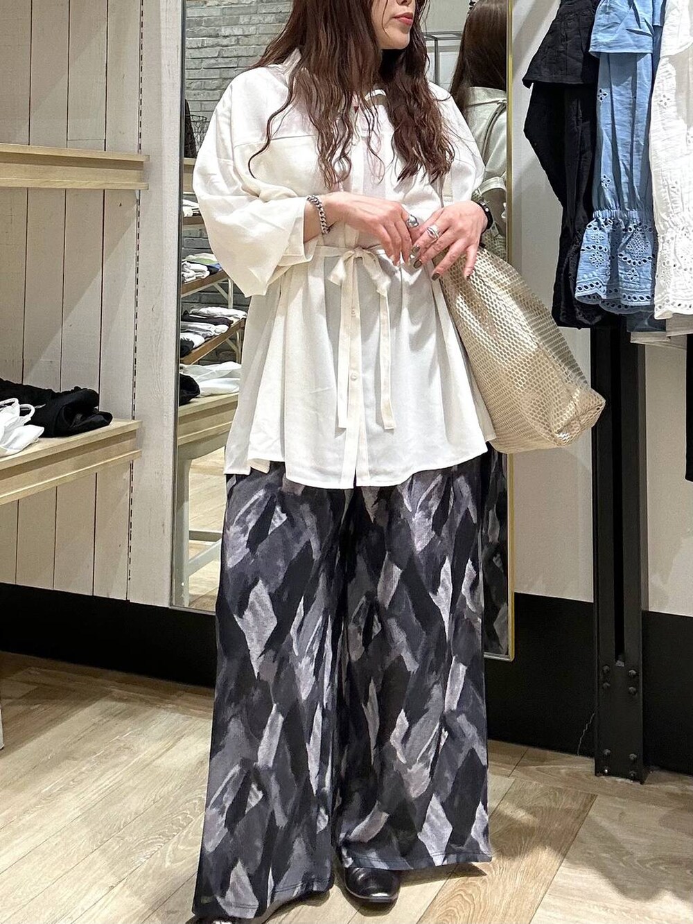 グレー系のその他パンツ、ホワイト系のシャツ/ブラウス、その他のパンプスを着用したレディースの春コーディネートの6枚目の写真