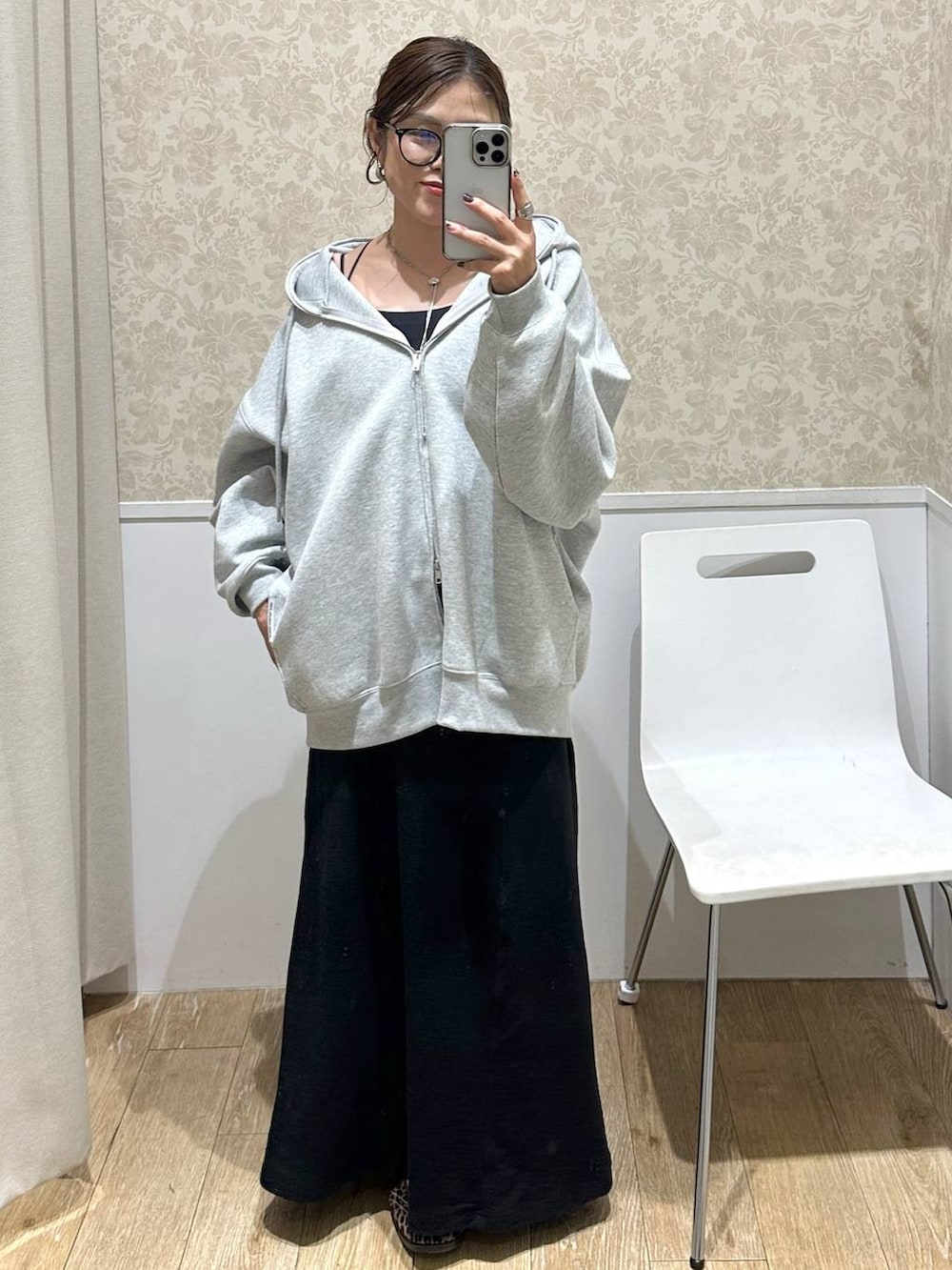 その他のパンプス、ブラック系のスカート、グレー系のパーカーを着用したレディースの秋コーディネートの6枚目の写真