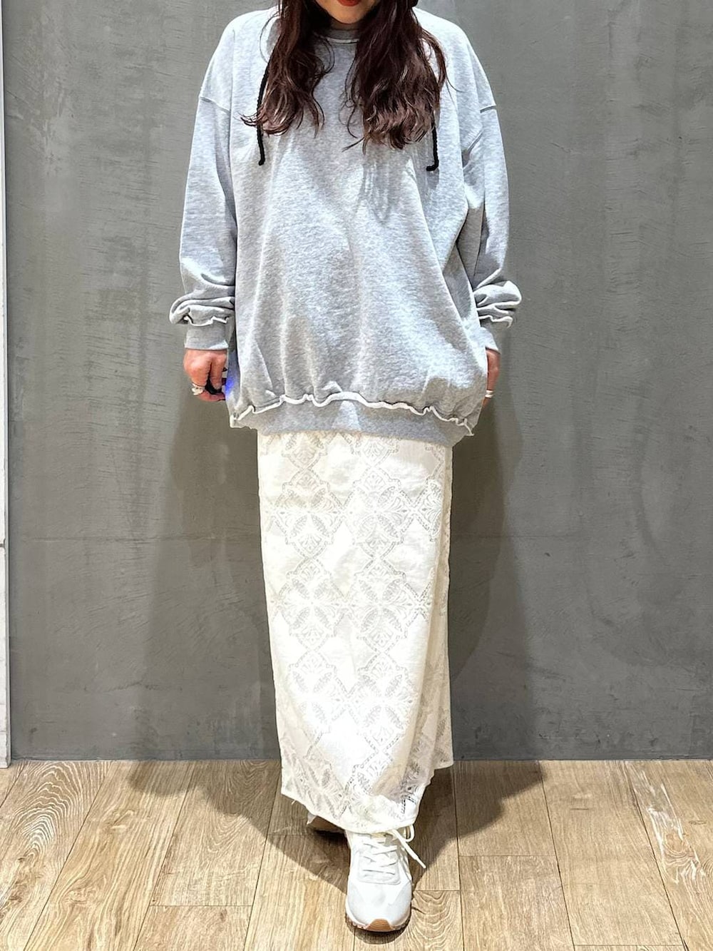 ホワイト系のスカート、グレー系のスウェット、ホワイト系のスニーカーを着用したレディースの冬コーディネートの7枚目の写真