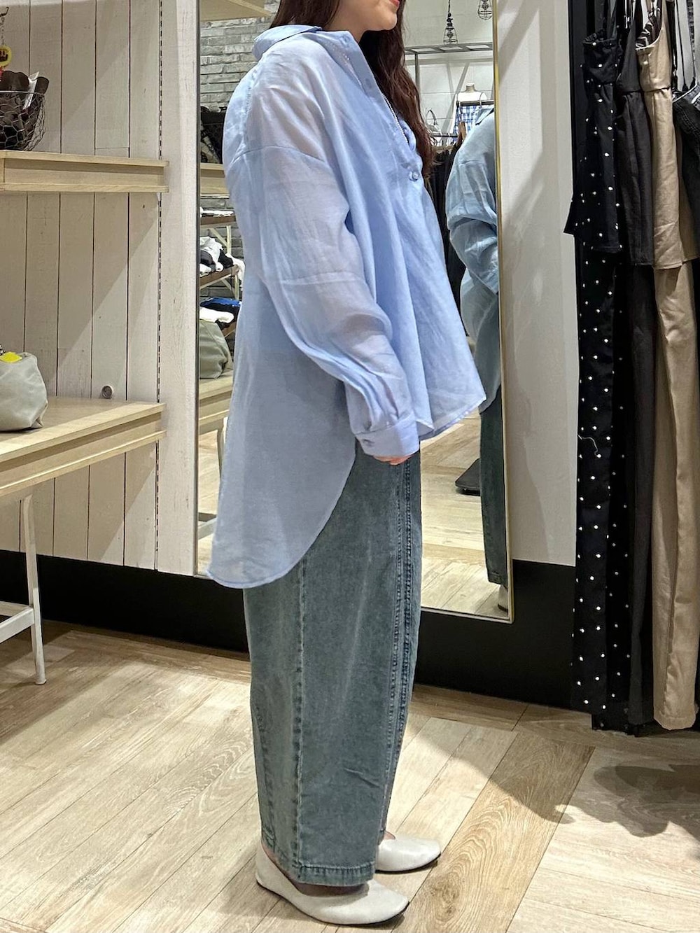 ブルー系のシャツ/ブラウス、ホワイト系のパンプス、ブルー系のデニムパンツを着用したレディースの春コーディネートの4枚目の写真