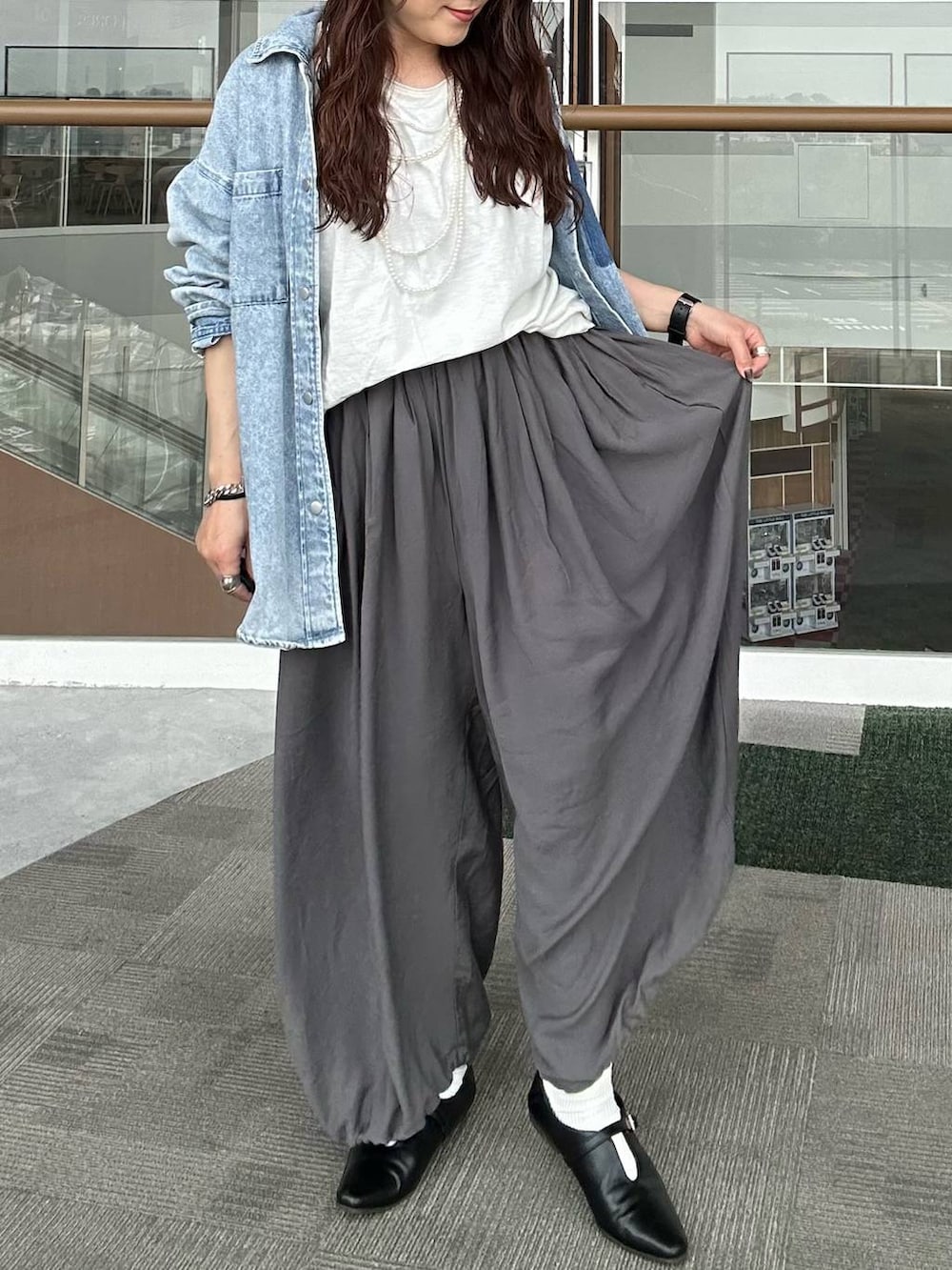 ブルー系のシャツ/ブラウス、ブラック系のパンプス、ホワイト系のTシャツ/カットソーを着用したレディースの春コーディネートの7枚目の写真