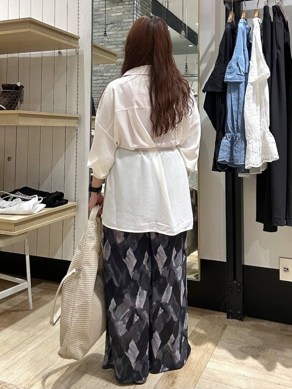 グレー系のその他パンツ、ホワイト系のシャツ/ブラウス、その他のパンプスを着用したレディースの春コーディネートの3枚目の写真