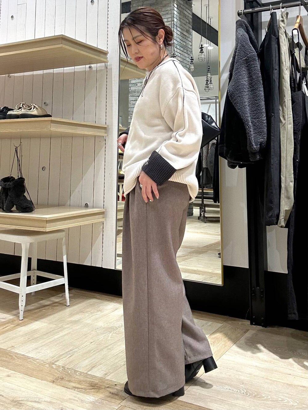 ブラック系のボストンバッグ、ブラック系のブーツ、ブラウン系のその他パンツを着用したレディースの冬コーディネートの3枚目の写真