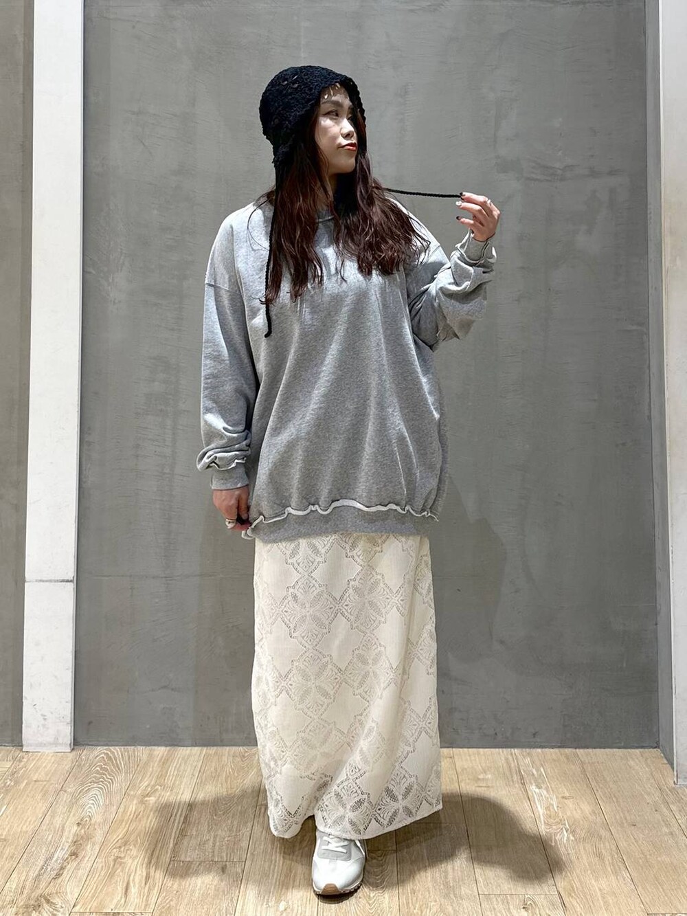 ホワイト系のスカート、グレー系のスウェット、ホワイト系のスニーカーを着用したレディースの冬コーディネートの5枚目の写真